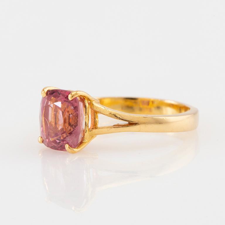 Ring 22K gold with a faceted pink spinel.