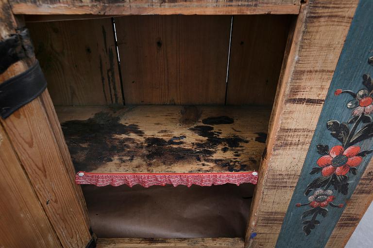 VÄGGSKÅP, allmoge omkring år 1800.