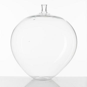 Ingeborg Lundin, an 'Äpplet' glass vase, Orrefors, 1987, signed.