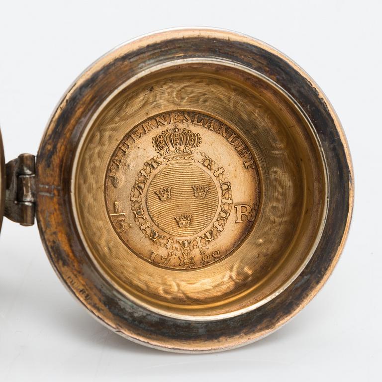 Saltkar och dryckeskanna i miniatyr, silver, C G Hallberg, Stockholm 1900-1904. I original ask.