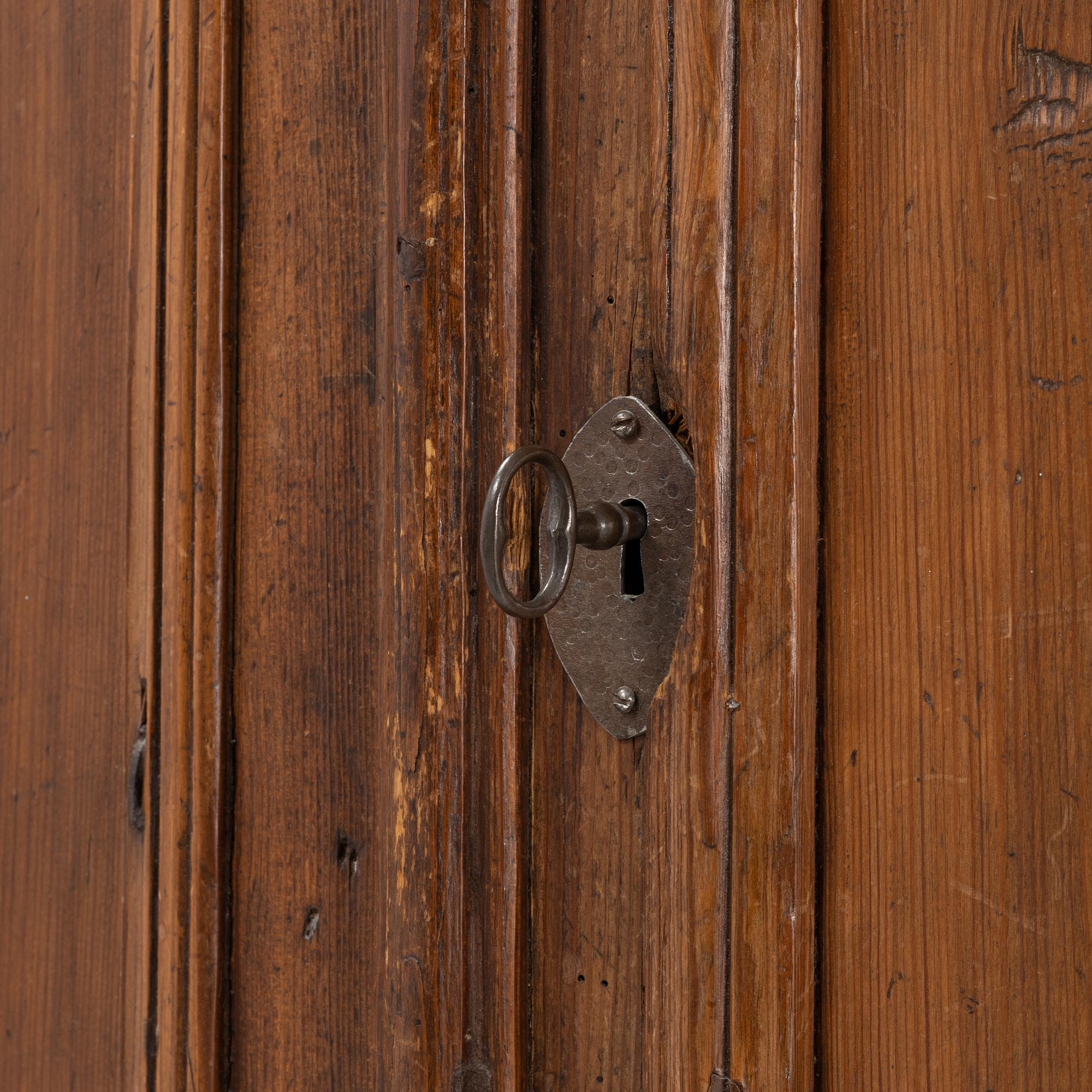 A pine cabinet, around the year 1800.