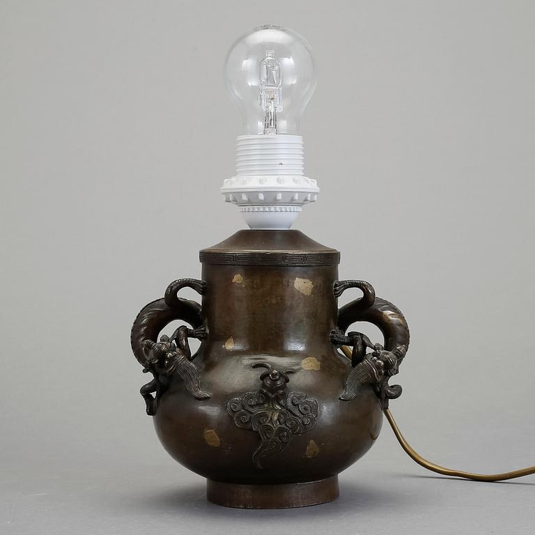 BORDSLAMPA OCH URNA, brons, Japan.