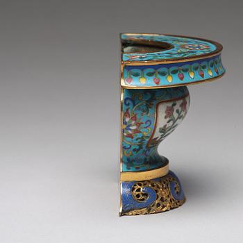 A cloisonné wall vase, late Qing dynasty.