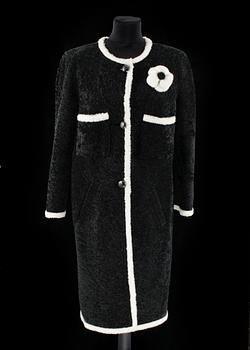 322. A 2003s coat by Chanel.