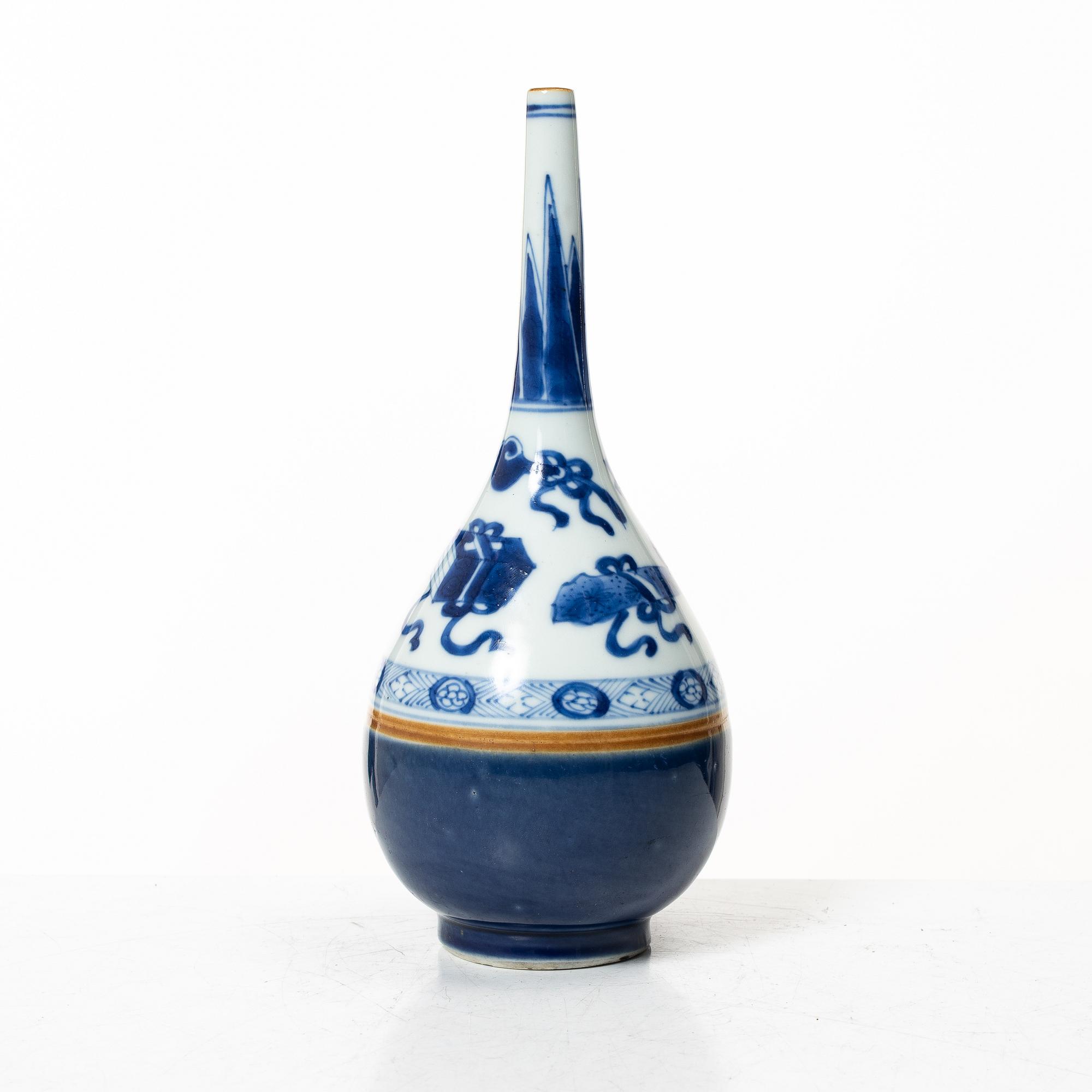 A Chinese blue and white porcelain vase / water sprinkler, Qing dynasty, Kangxi (1662-1722).