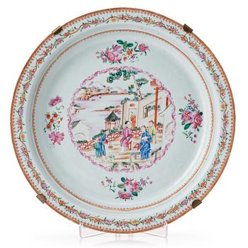 985. A large famille rose serving dish, Qing dynasty, Qianlong (1736-95).