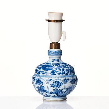 A blue and white vase, Qing dynasty, Kangxi (1662-1722).