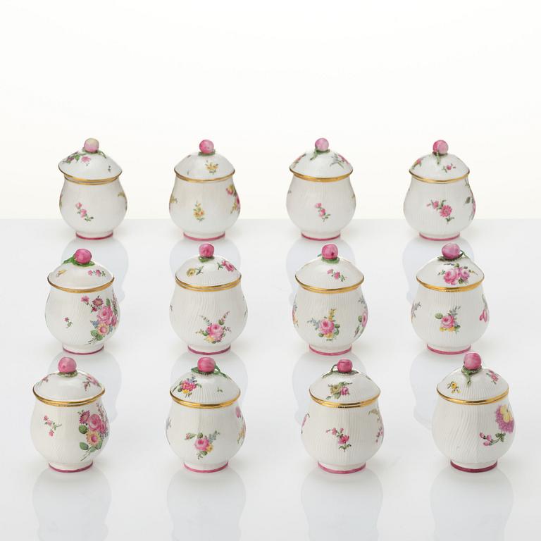 Cremekoppar, 12 stycken, mjukt porslin. Marieberg, 1700-tal.