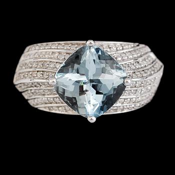 RING, 14K vitguld, diamanter tot ca 0.50 ct, akvamarin.