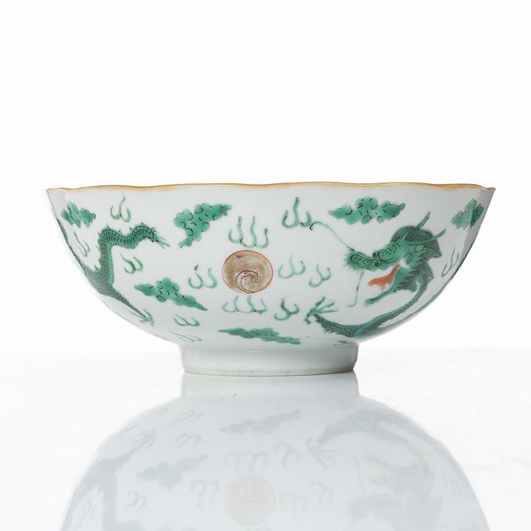 A Chinese enamelled 'dragon' porcelain bowl, Qing dynasty, 19th century.