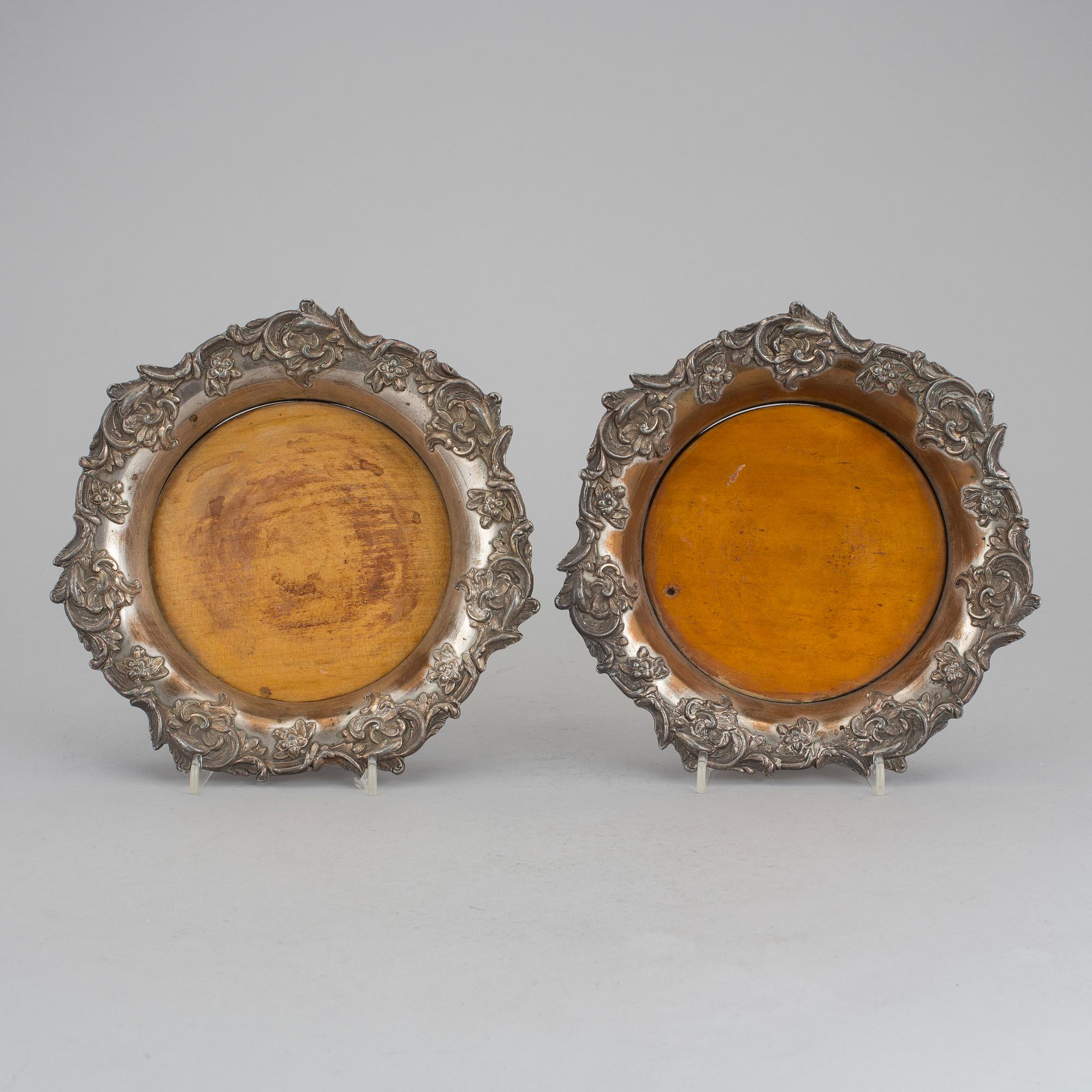COASTERS, ett par, nysilver, omkring 1900.