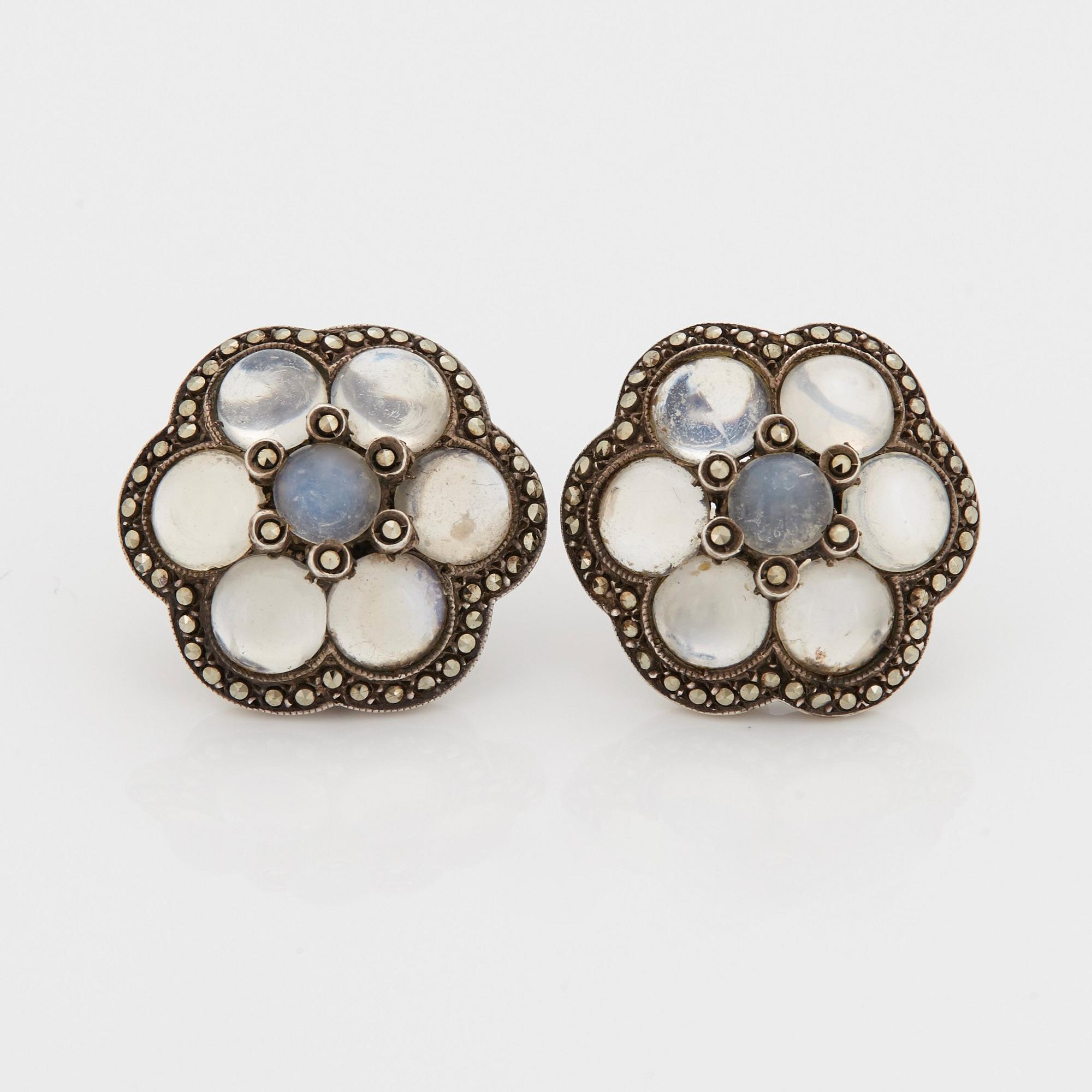 ARMRING och ÖRHÄNGEN med cabochonslipade månstenar och markasiter.