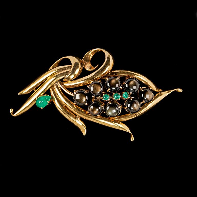 BROSCH, 18k guld med smaragder och cabochonslipade stjärnsafirer, 1900-tal. Vikt 11 g.