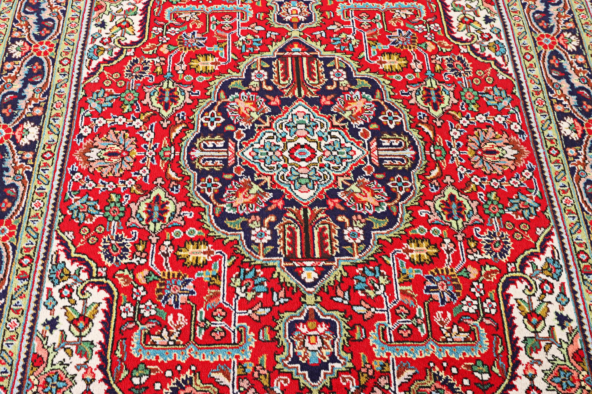 A Tabriz rug, c. 197 x 150 cm.