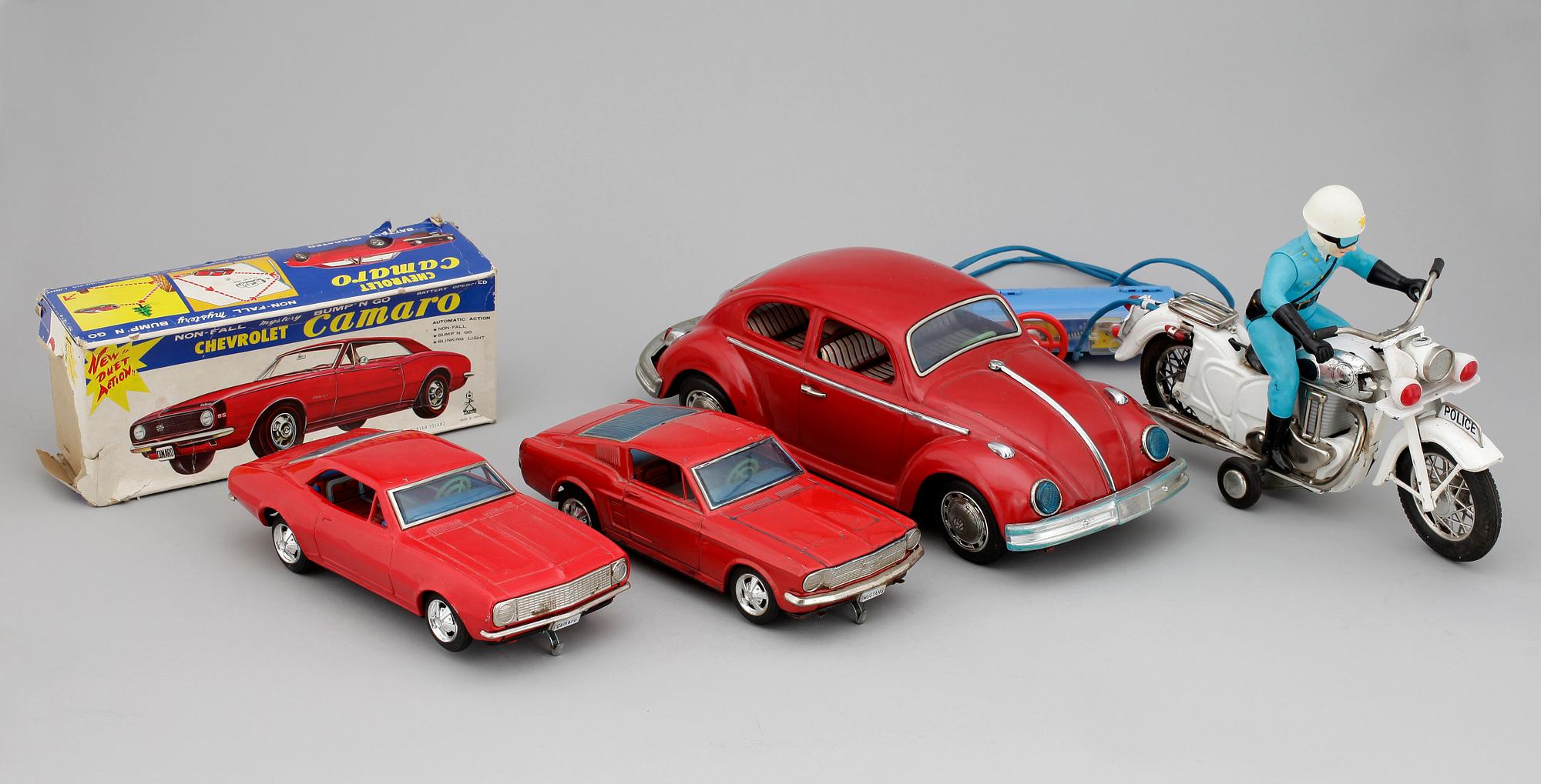 LEKSAKSBILAR, 3 st, samt MOTORCYKEL, plåt, 1900-talets mitt.