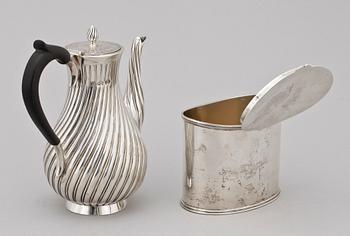 SKRIN SAMT KAFFEKANNA, silver, London resp Chester, 1882 resp 1902. Totalvikt ca 690 gram.