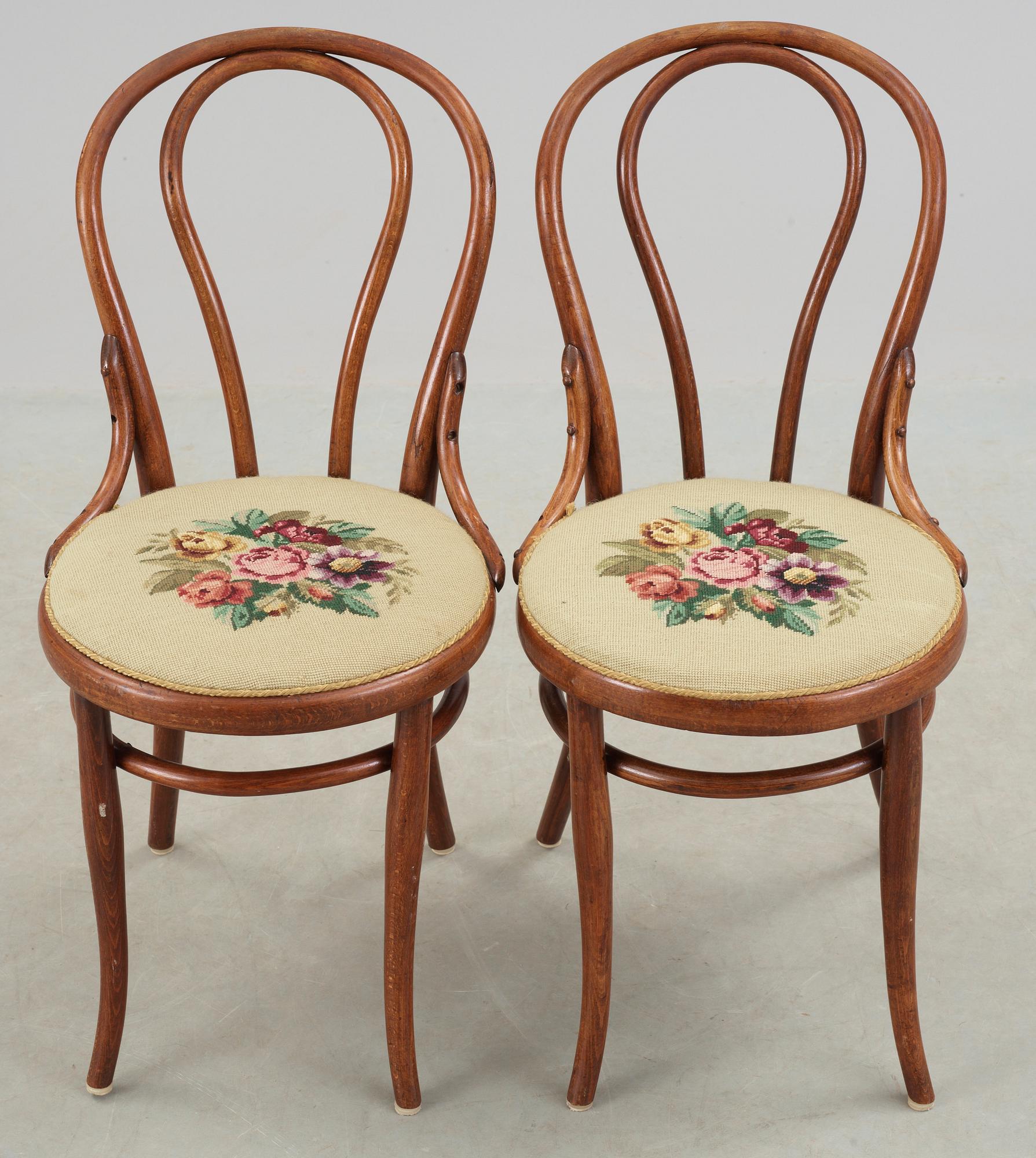 STOLAR, ett par, Thonet, etikettmärkta. omkring år 1900.