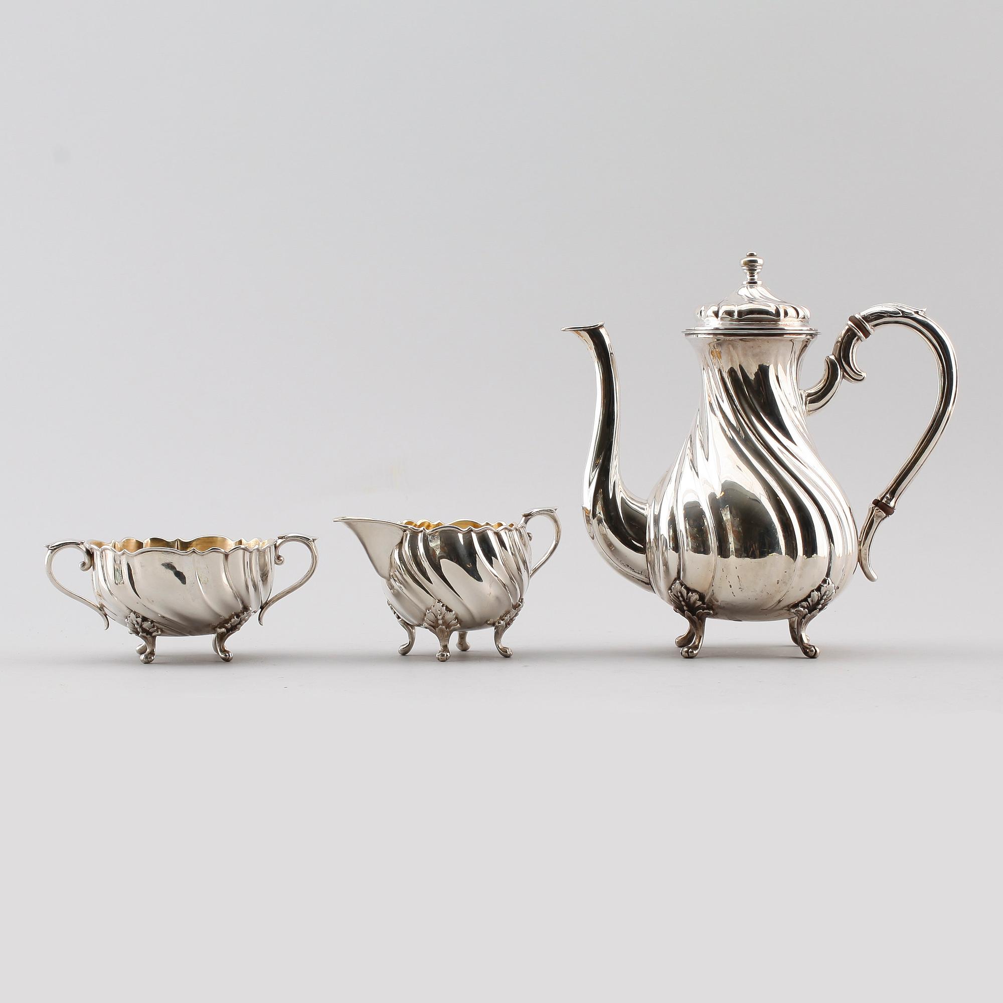 KAFFESERVIS, 3 delar, silver, sannolikt Tyskland, 1900-talets första hälft. Vikt ca 1329 gram.