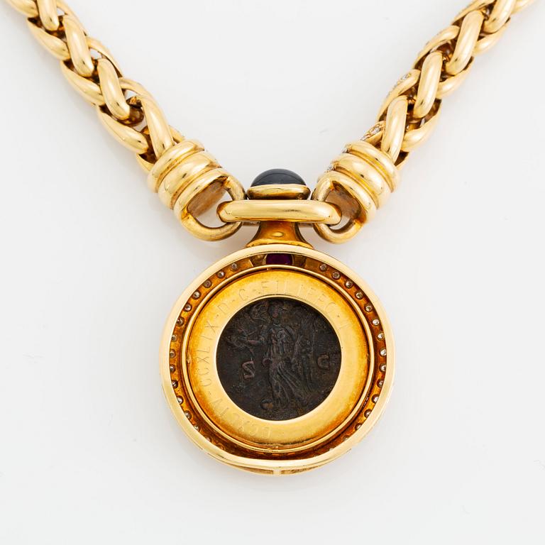 Collier 18K guld med ett mynt, en safir, en rubin och runda briljantslipade diamanter.