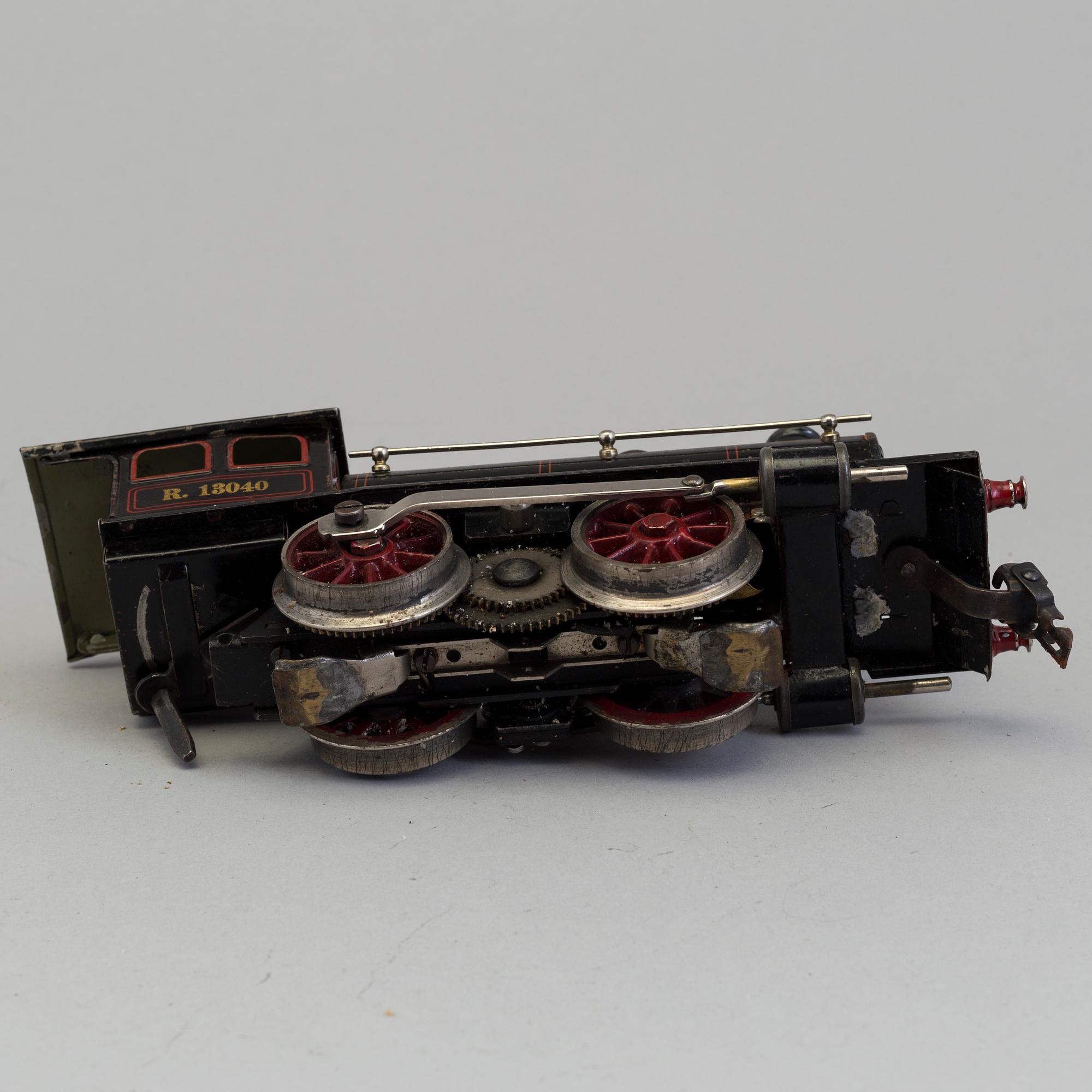 18 parts of modelltrains including Märklin, Bing Wercke, Karl Bub Germany, first half of the 20th century.