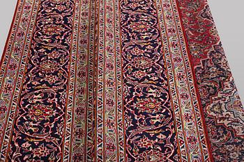 A carpet, Kashan, ca 397 x 295 cm.
