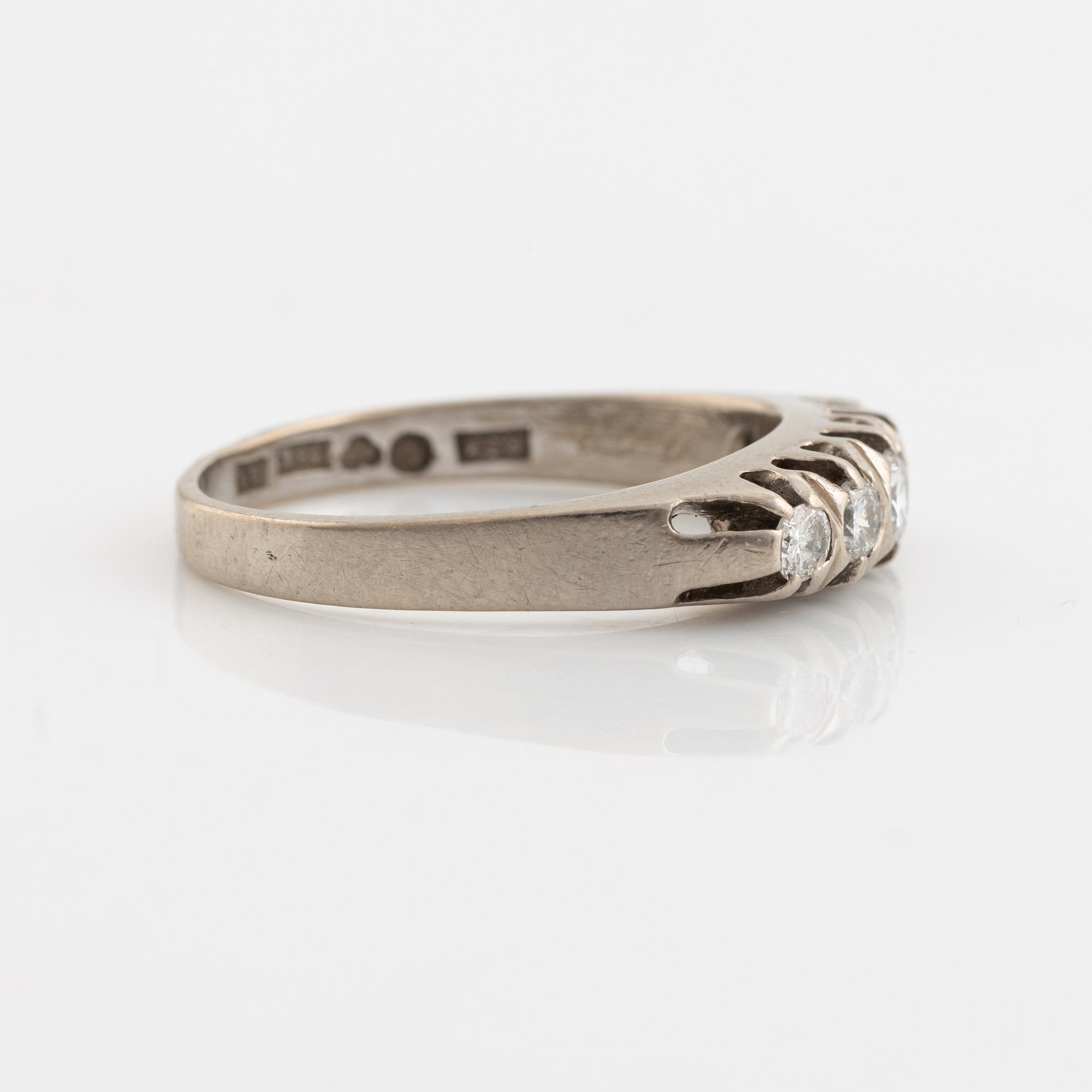 An 18K white gold ring set with round brilliant-cut diamonds.