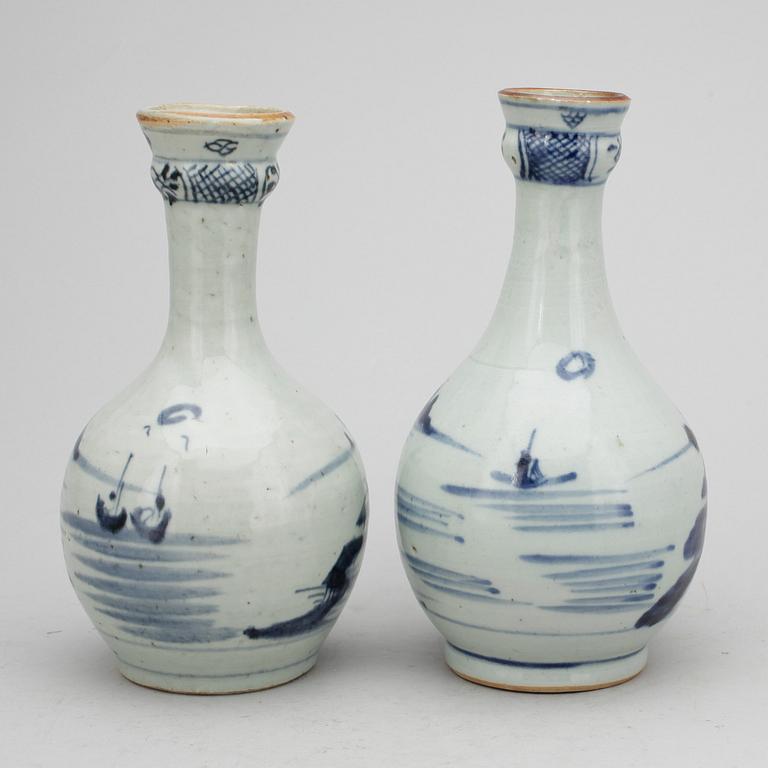 FLASKOR, 2 st, porslin, Kina, 1800-tal.