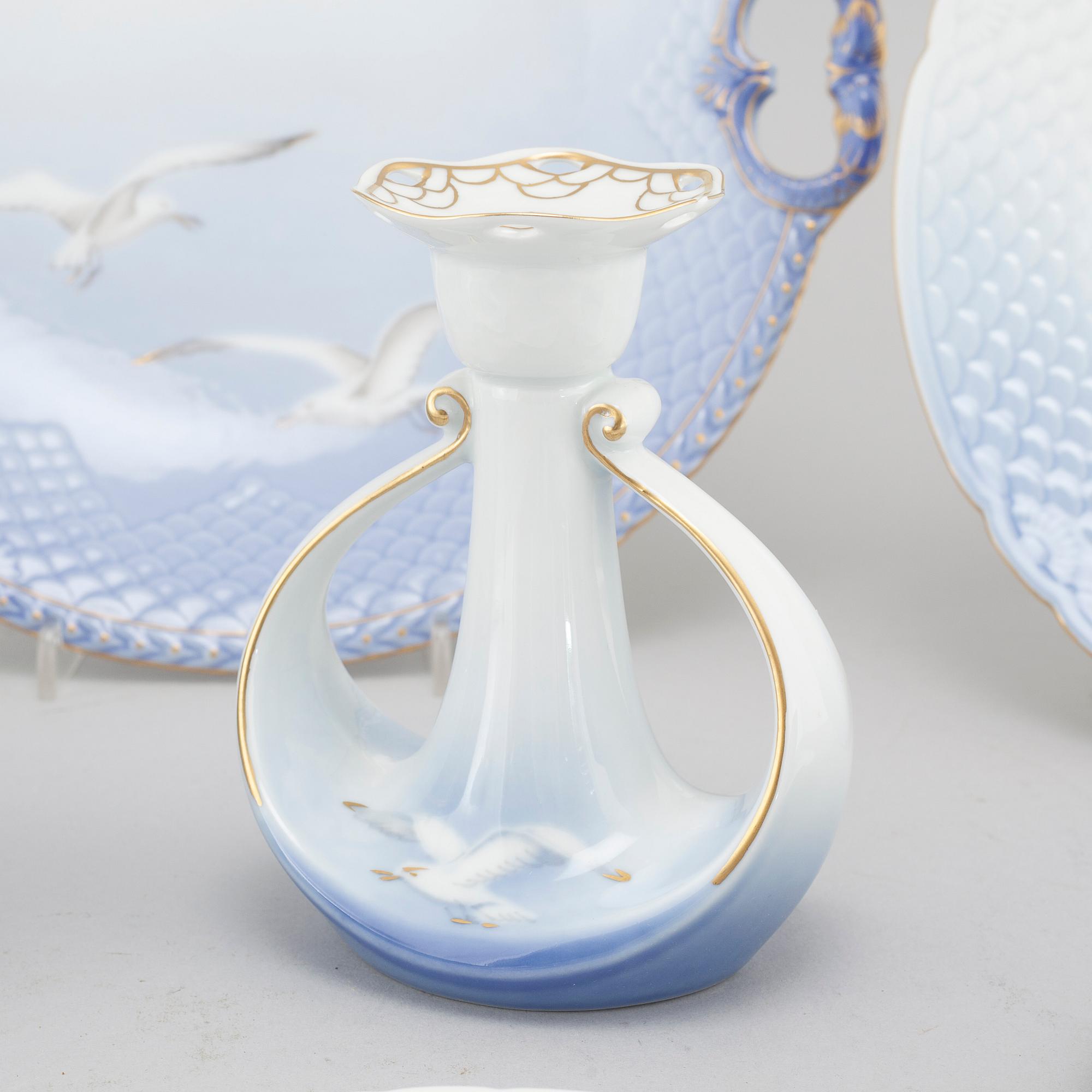 46 pieces of porcelain tableware from Bing & Gröndahl, second half of the 20th century.