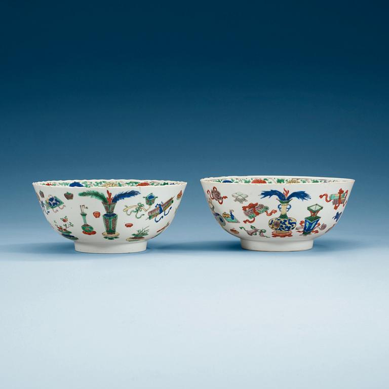 SKÅLAR, ett par, porslin. Qing dynastin, Kangxi (1662-1722).