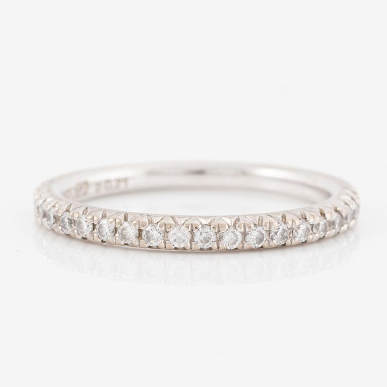 Ring 18K white gold set with round brilliant-cut diamonds.