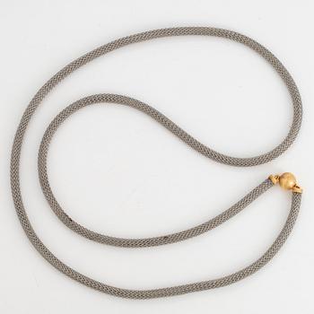 OLE LYNGGAARD, collier i silver med kullås i 18K guld.
