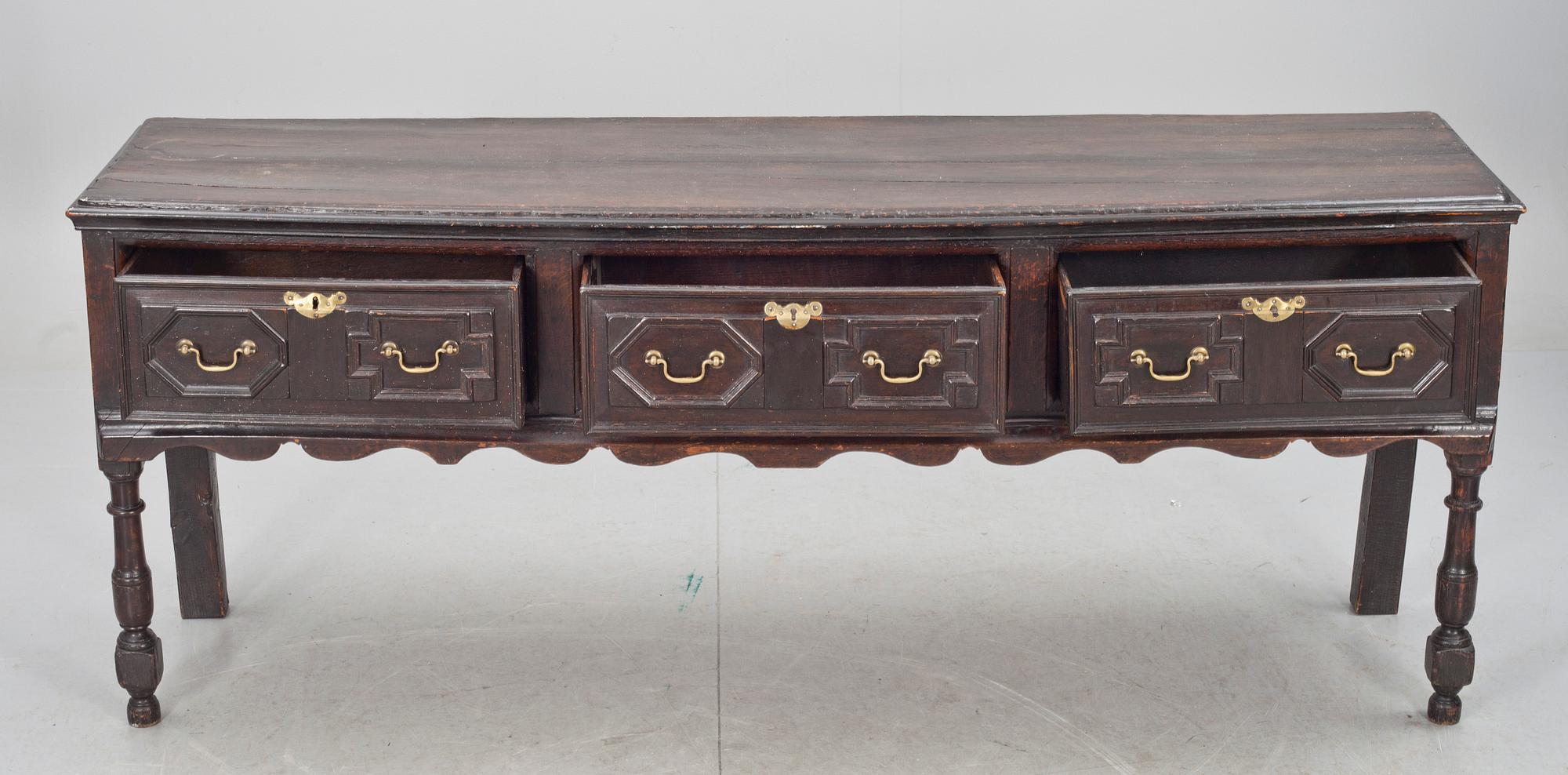 SIDEBOARD. Senbarock, England, omkring 1700.