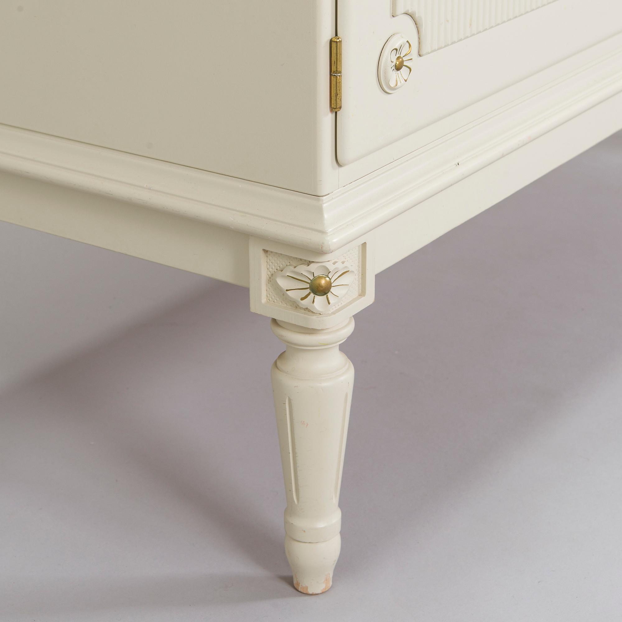 Matsalsskåp, gustaviansk stil, 1900-talets andra hälft.