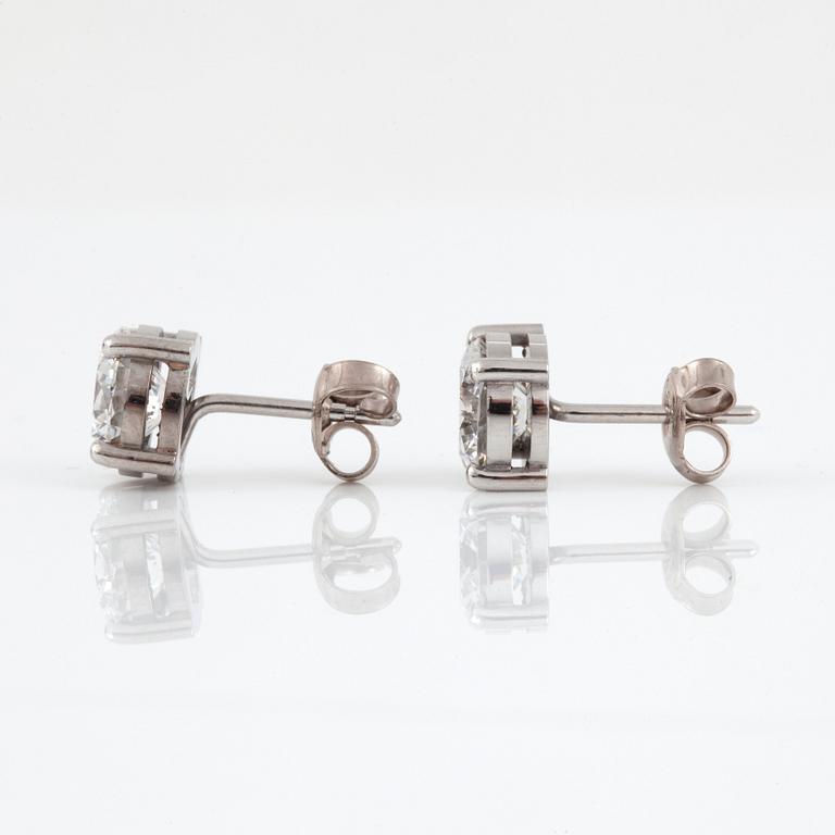 ÖRHÄNGEN med briljantslipade diamanter, ca 1.44 ct samt 1.35 ct, kvalitet ca E-F/VVS1 - VVS2.