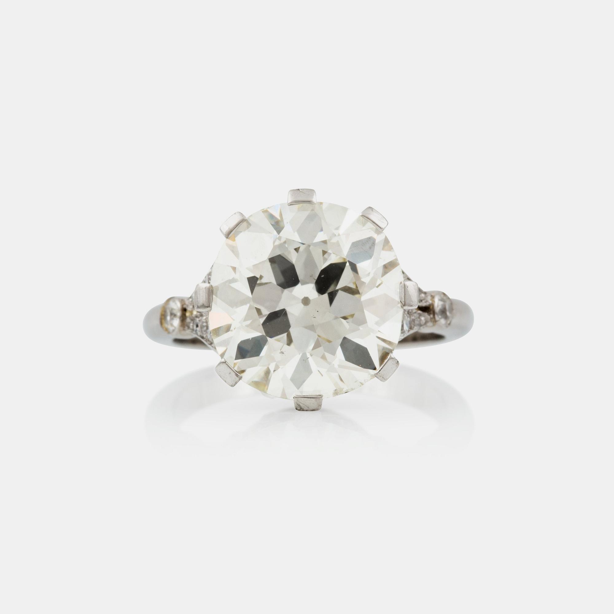 RING med gammalslipad, svagt kuddslipad, diamant ca 5.70 ct L/SI.