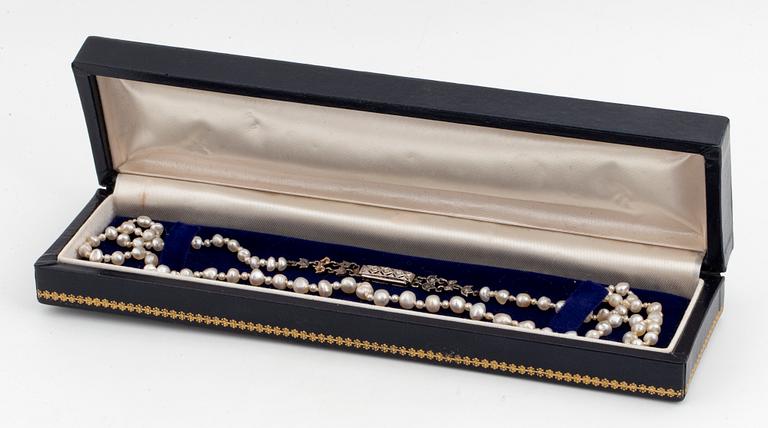 Pearl necklace, clasp with rose cut diamonds.