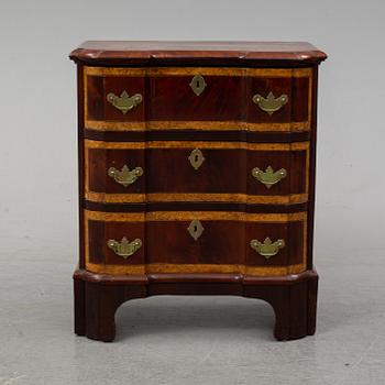 A mid 18th Century late Baroque chest of drawers.