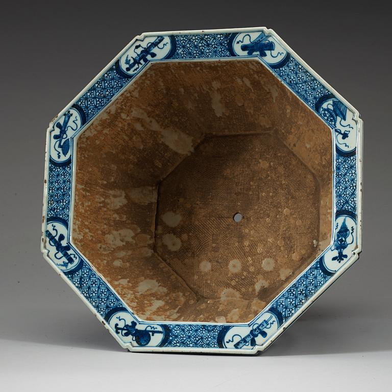 A blue and white flower pot, Qing dynasty, late Qianlong (1736-95).