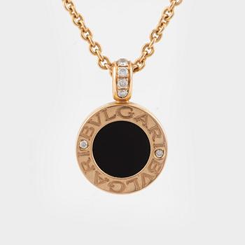 A Bulgari necklace in 18K gold with onyx and mother-of-pearl, and round brilliant-cut diamonds.