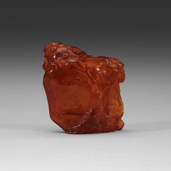 A carved amber pen stand, late Qing dynasty, circa 1900.