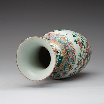 A famille rose vase, Qing dynasty late 19th century.