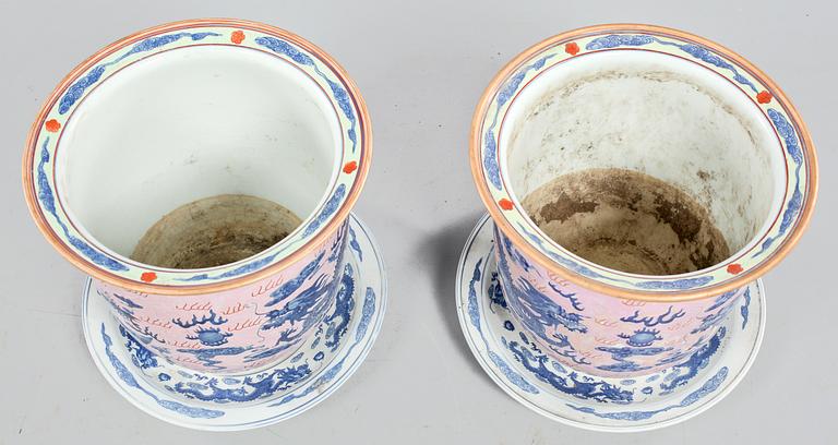 YTTERFODER med UNDERFAT, ett par, porslin, Kina, 1900-tal.
