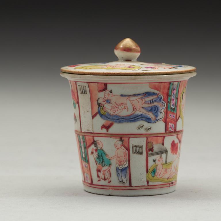 A porcelain cup with cover, late Qing dynasty.