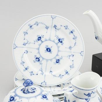 A DANISH PORCELAIN TEA SET, 22 pieces, "Musselmalet", Royal Copenhagen.