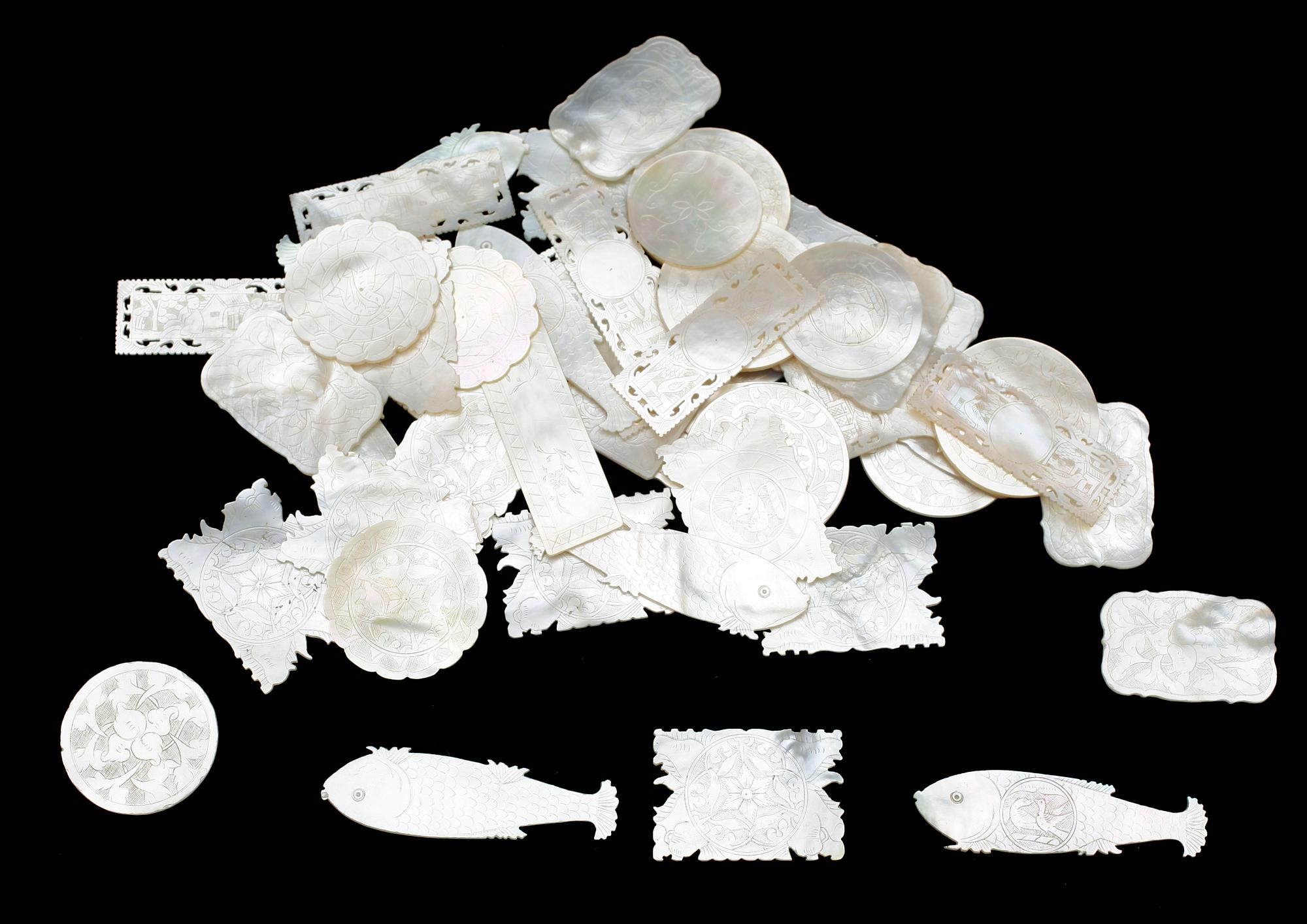 SPELMARKER, 48 st, pärlemor, 1800/1900-tal.