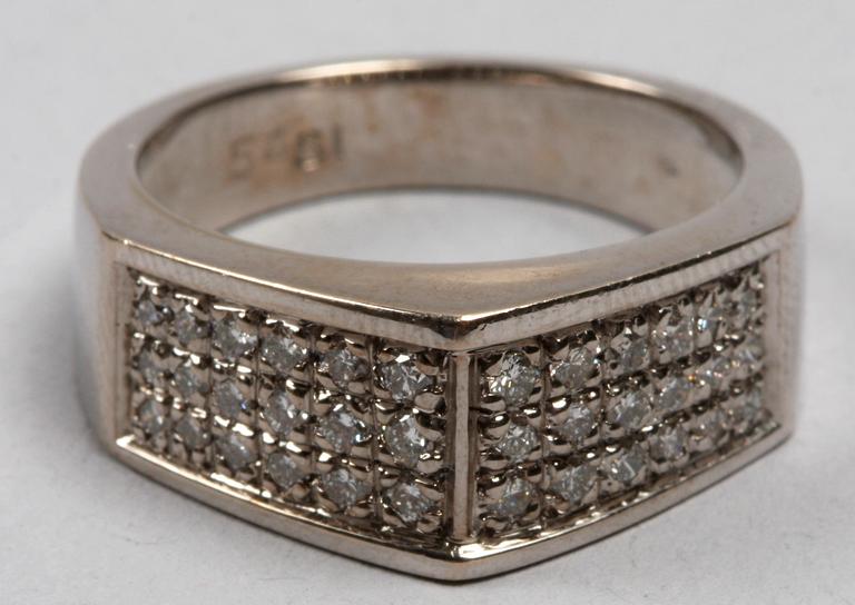 RING, 18 K, vitguld. 8 gram. Briljanter 0,54 ct.