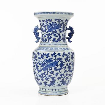 A blue and white porcelain vase, China, Qing dynasty, 19th century.