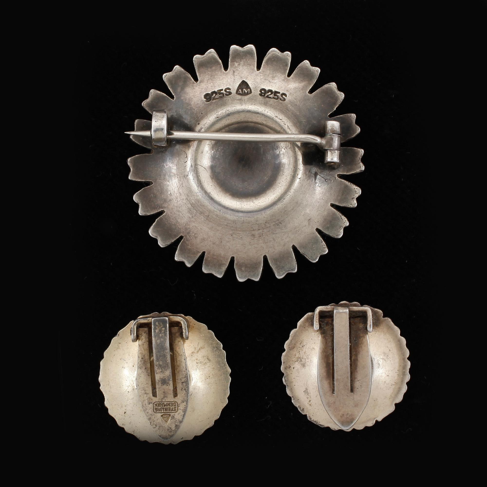 BROSCH samt CLIPS, sterlingsilver samt emalj, "Daisy". Vikt 15 g.