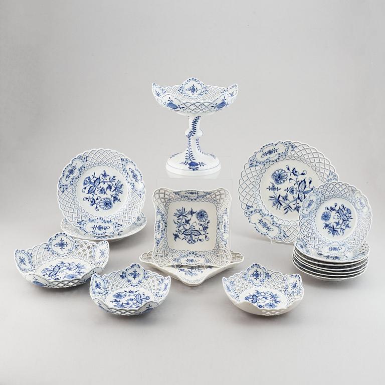 Servisdelar, 15 st, porslin. "Lökmönstret", Meissen, Tyskland.