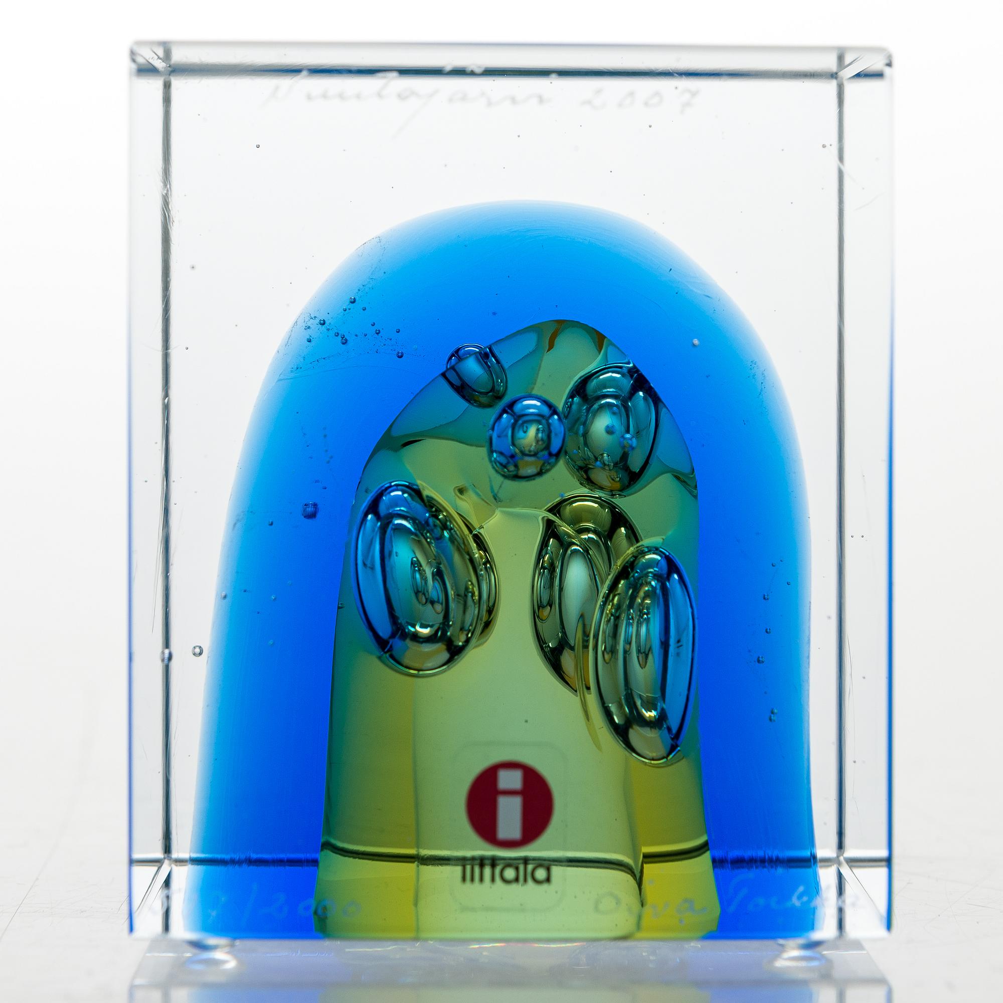 OIVA TOIKKA, a glass cube signed Oiva Toikka Nuutajärvi 2007 517/2000.